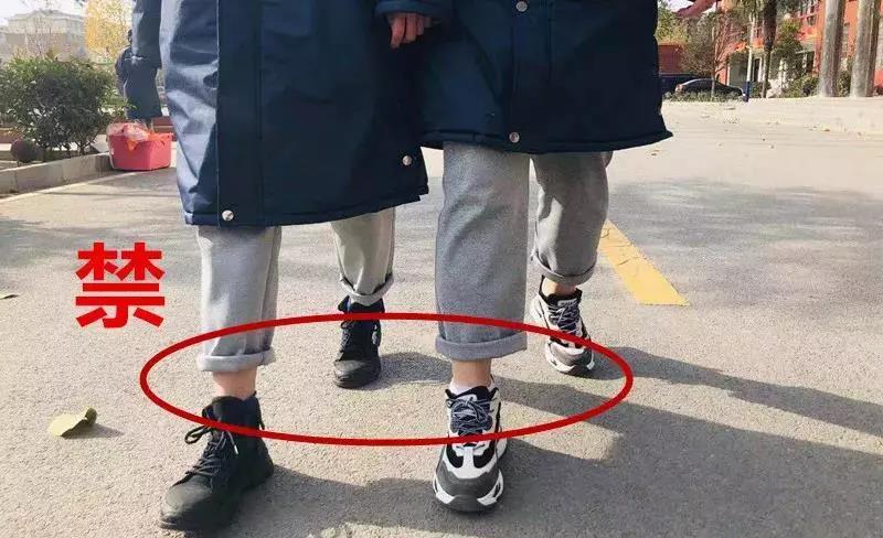 一學校嚴查“露腳踝”現象！這個危害健康的壞習慣，快讓孩子遠離！