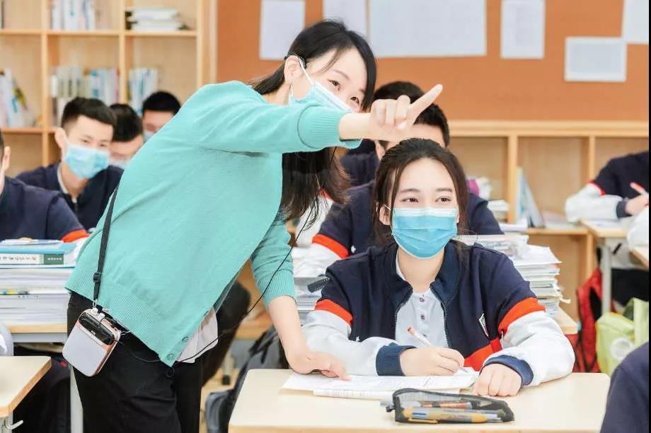 高考后學(xué)生為什么要扔書？如果不是因?yàn)橐锌肌⒏呖迹€會(huì)有多少學(xué)生愿意坐在教室里，安心聽老師講課？聽川師大李松林教授講答案