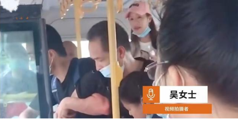 湖北一警校學生公交車上揪住小偷不放，他不怕對方出聲威脅